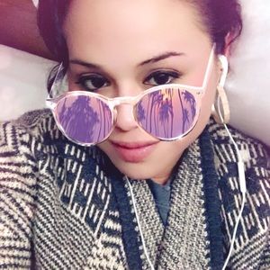 Meet your Posher, Monica